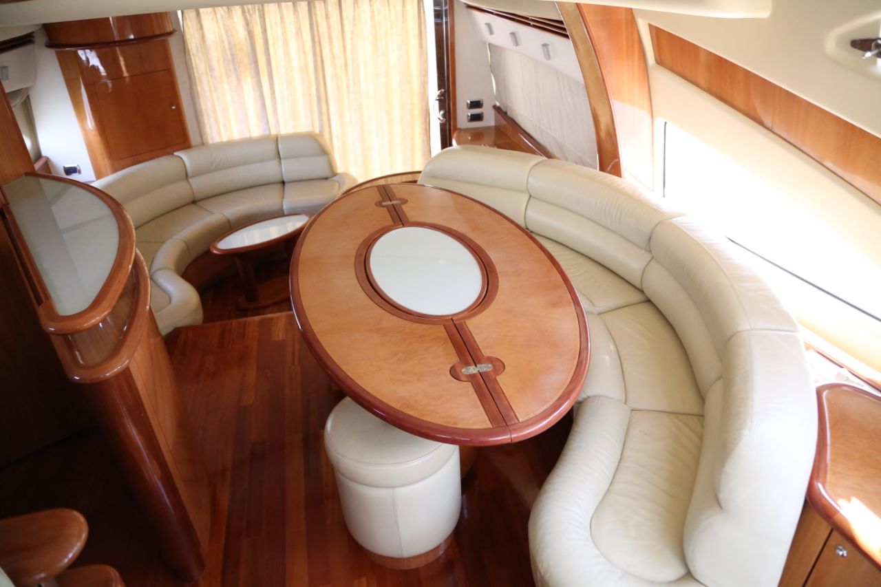 60ft yacht bedroom